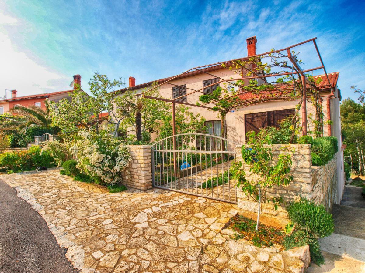 Apartments Dvorine 1210 Banjole Bagian luar foto
