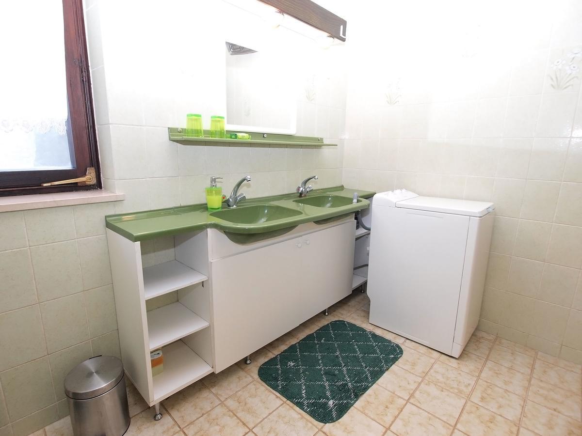 Apartments Dvorine 1210 Banjole Bagian luar foto