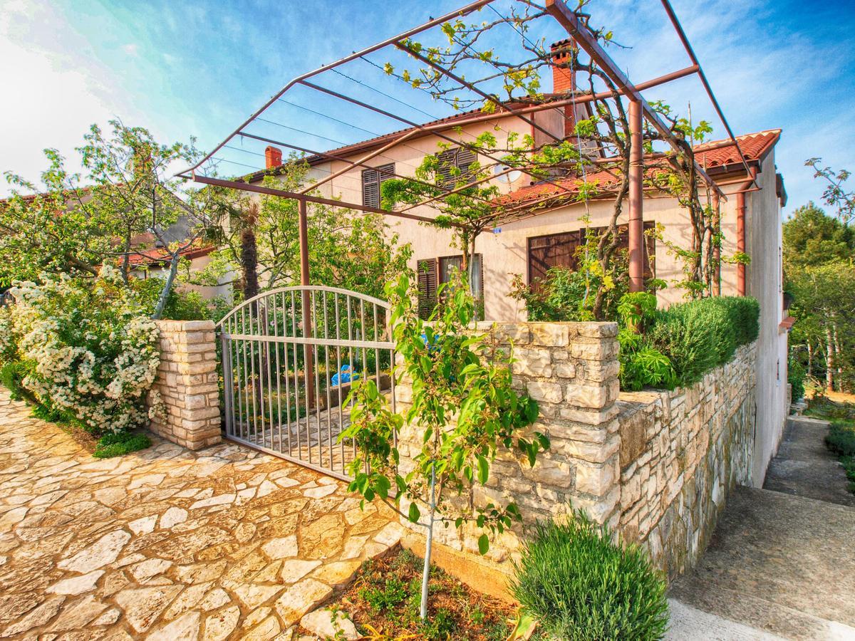Apartments Dvorine 1210 Banjole Bagian luar foto