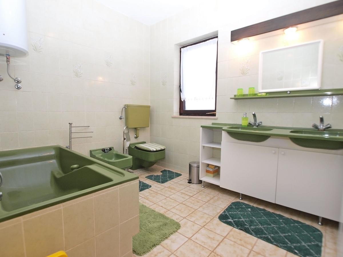 Apartments Dvorine 1210 Banjole Bagian luar foto